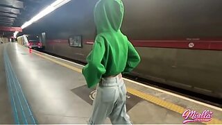 Mulheres safadas encoxadas metro trem onibus